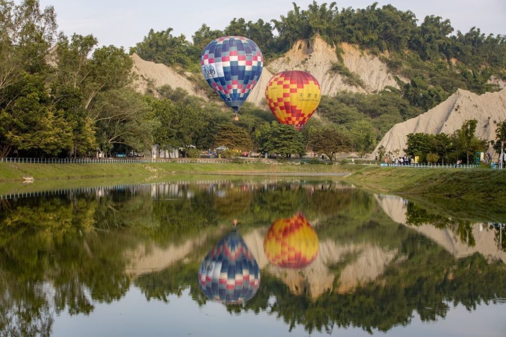 「高雄愛。月熱氣球」月世界湖面與熱氣球